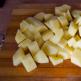 Como cozinhar deliciosamente batatas com cogumelos aromáticos Batatas cozidas com cogumelos em uma panela clássica