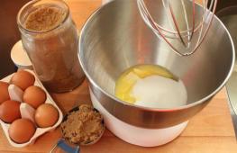 Hausgemachte Hüttenkäse-Muffins Rezept für die Herstellung von Hüttenkäse-Muffins in Formen